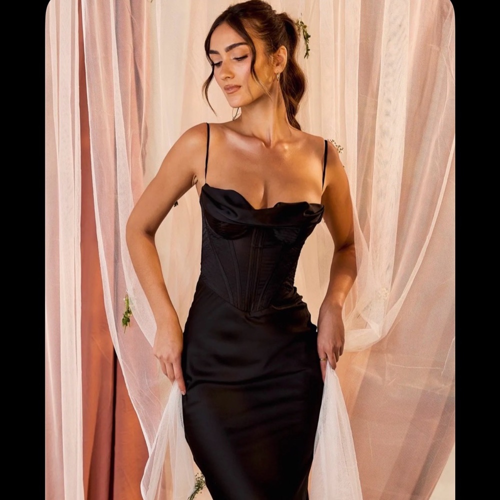 *NWT* House of CB - Charmaine
Black Corset Maxi Dress - Large
